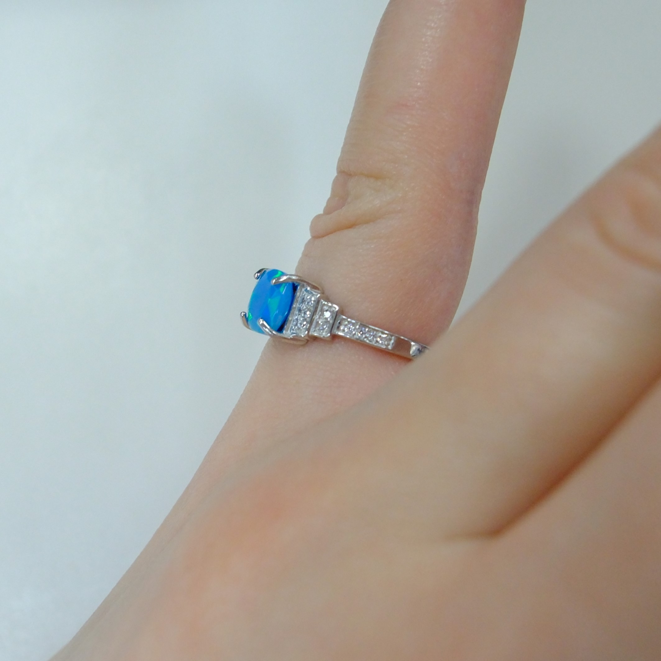 Серебряное кольцо с голубым опалом